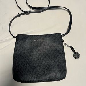 Michael kors jet set large messenger crossbody black and grey